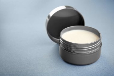 Kil saçları gri arka plan üzerinde için ile jar