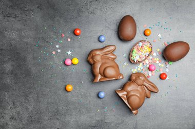 Çikolata Paskalya tavşanları ve gri arka plan üzerinde şekerler