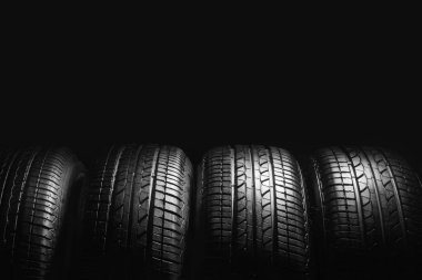 Siyah arka planda araba lastikleri