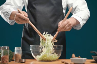 Erkek Şef salatası masasında, closeup hazırlanıyor