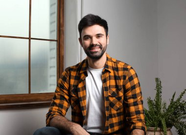 Genç adam rahat kıyafetler kapalı sakallı