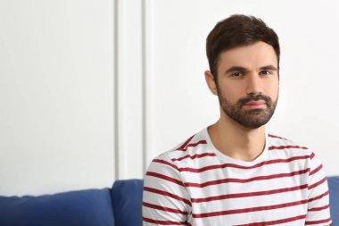 Genç adam rahat kıyafetler kapalı sakallı