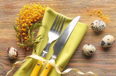 Çatal bıçak takımı ve yumurta Paskalya Tablo ayarı ahşap arka plan için dekore