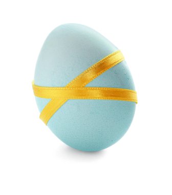 beyaz izole bir şekilde dekore edilmiş Paskalya yortusu yumurta