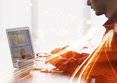 Çift pozlama bulanık trafik ışıkları ve Office Masadaki laptop ile çalışan adam. Finansal ticaret kavramı