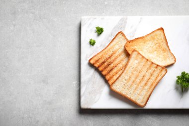 Mermer gemide lezzetli kızarmış ekmek