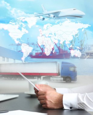 Lojistik kavramı. Çift pozlama işadamı belgeleri ve taşıma farklı türleri ile çalışma