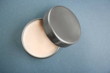 Kil saçları gri arka plan üzerinde için ile jar