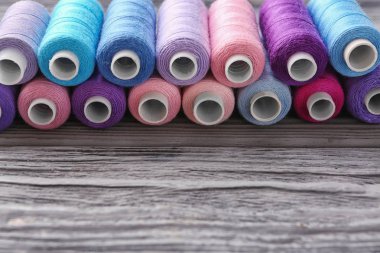 Ahşap zemin, closeup üzerine renkli dikiş ipliği