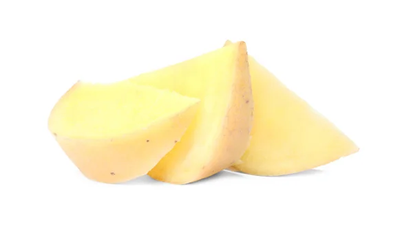 Сырой свежий нарезанный картофель на белом фоне — стоковое фото