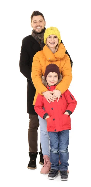 Ευτυχισμένη οικογένεια σε ζεστά ρούχα σε άσπρο φόντο. Είστε έτοιμοι για χειμερινές διακοπές — Φωτογραφία Αρχείου
