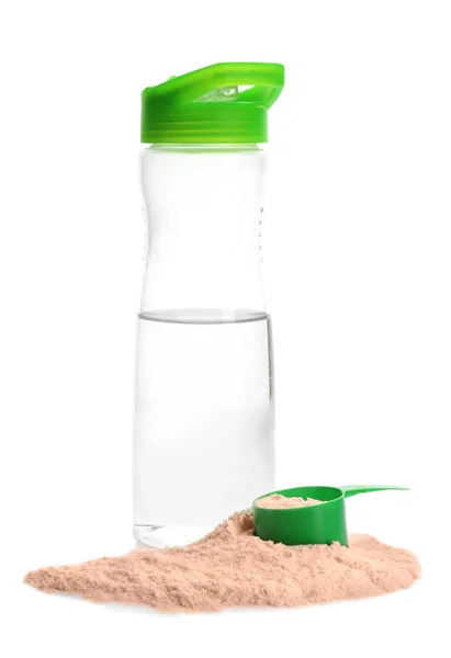 Měření lopatka s proteinový prášek a láhev vody na bílém pozadí — Stock fotografie
