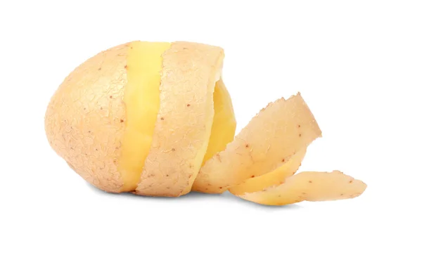 RAW skalade potatis med skal på vit bakgrund — Stockfoto