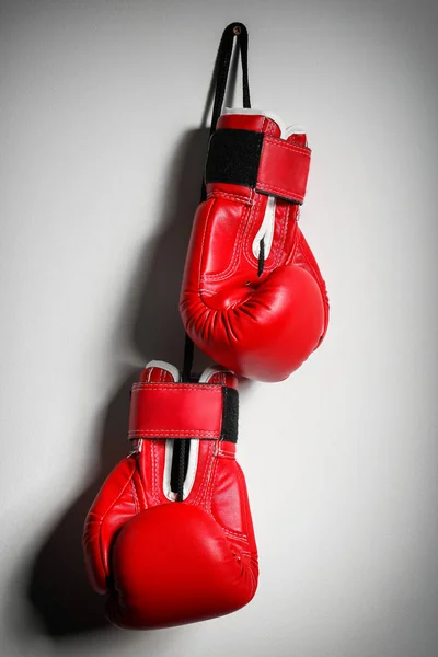 Luvas de boxe no fundo claro — Fotografia de Stock