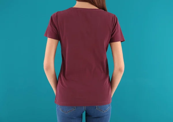 Mulher bonita em camiseta elegante no fundo de cor. Mockup para design — Fotografia de Stock