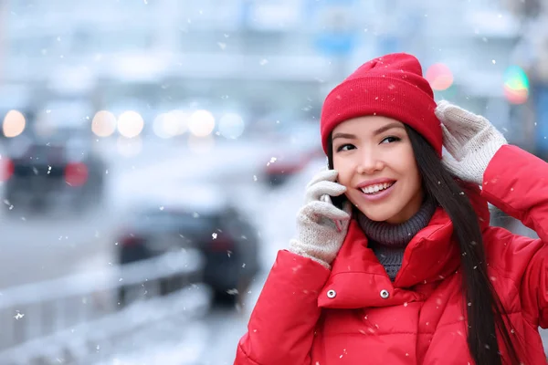 美丽的年轻女子在户外谈论冬日的手机 — 图库照片