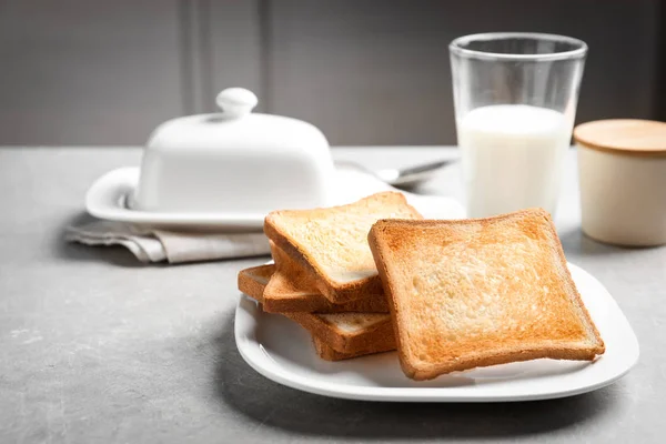 Piring Dengan Roti Panggang Lezat Atas Meja — Stok Foto