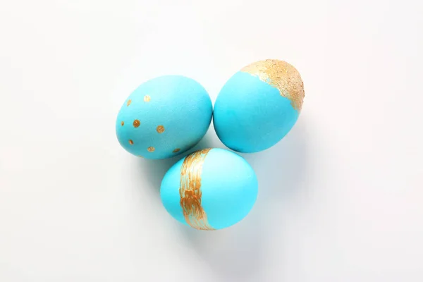 Barvená velikonoční vajíčka na bílém pozadí — Stock fotografie