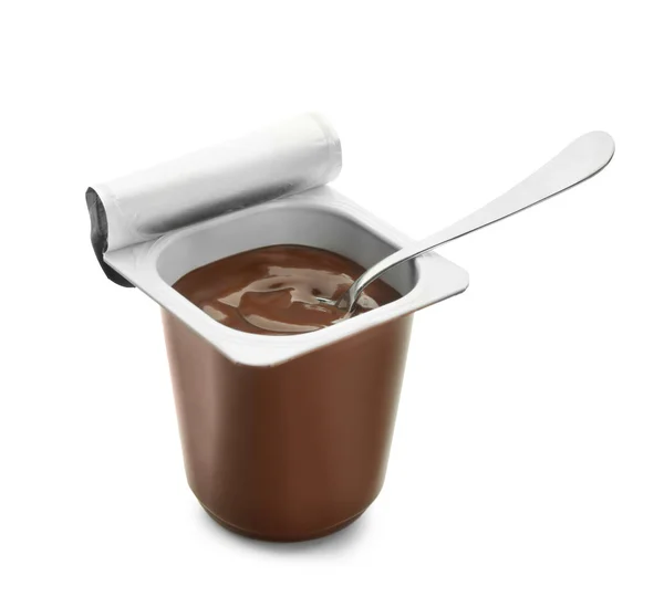 Copa de plástico con yogur de chocolate sobre fondo blanco — Foto de Stock