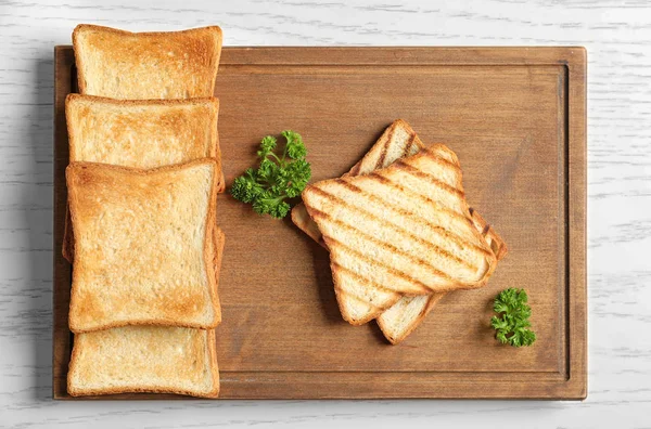 Ξύλινη Σανίδα Νόστιμο Φρυγανισμένο Ψωμί Στο Τραπέζι — Φωτογραφία Αρχείου