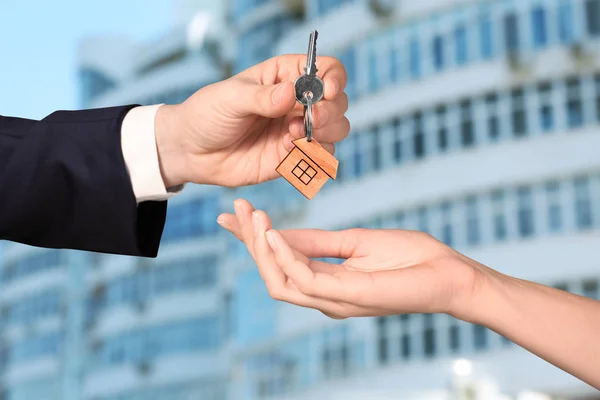 Real Estate Agent Giving Key Woman Building Background — Stock Photo, Image