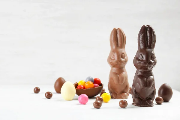 Conejitos de Pascua de chocolate en la mesa —  Fotos de Stock