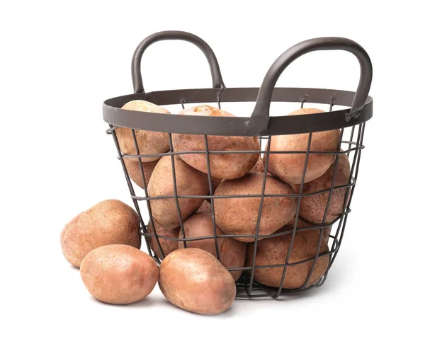 Cesta com batatas cruas frescas sobre fundo branco — Fotografia de Stock