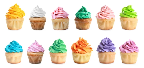 Conjunto de saborosos cupcakes coloridos no fundo branco — Fotografia de Stock