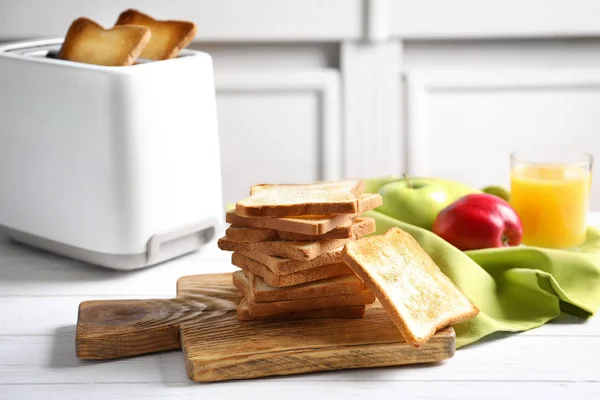 Dřevěná Deska Chutným Opečeným Chlebem Stole — Stock fotografie