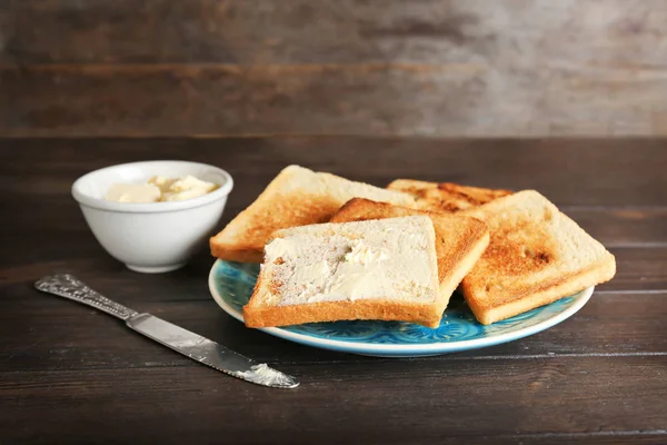 Placa con pan tostado en la mesa — Foto de Stock