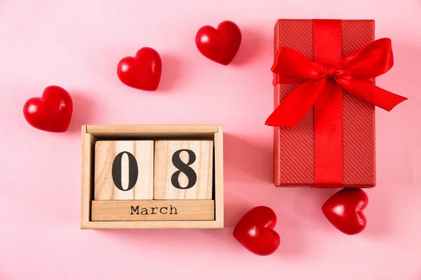 Drewniany klocek pole kalendarz i prezent na kolor tła. Obchody dnia kobiet — Zdjęcie stockowe