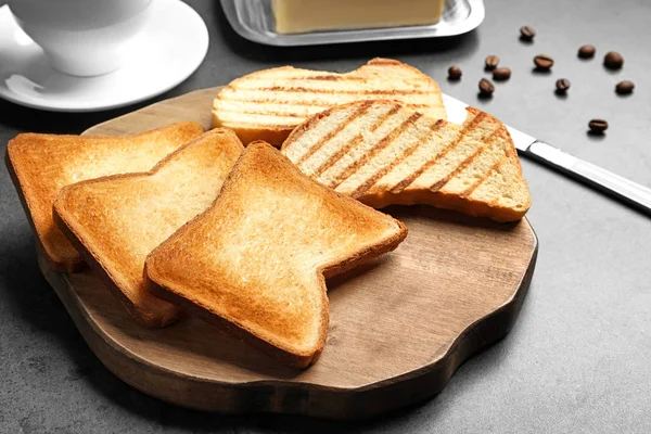 Ξύλινη Σανίδα Νόστιμο Φρυγανισμένο Ψωμί Στο Τραπέζι — Φωτογραφία Αρχείου