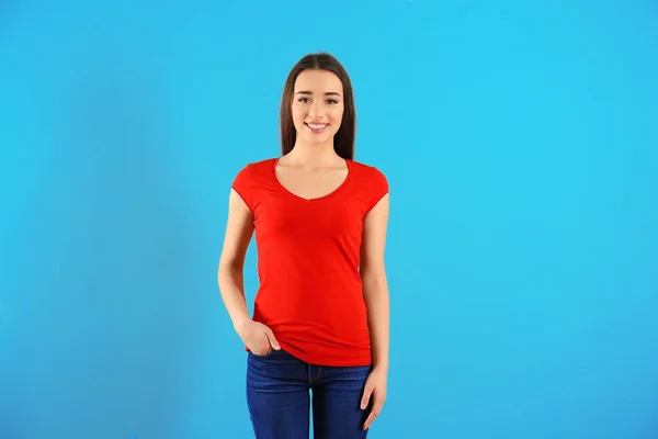 Frumoasă femeie tânără în tricou roșu pe fundal color. Mockup pentru design — Fotografie, imagine de stoc