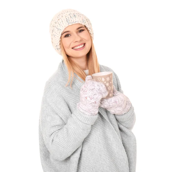 Jeune femme en vêtements chauds sur fond blanc. Prêt pour les vacances d'hiver — Photo