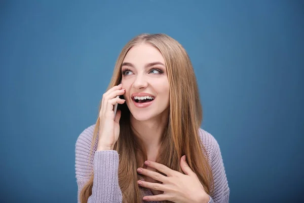 Młoda kobieta rozmowy na telefon komórkowy tle kolor — Zdjęcie stockowe