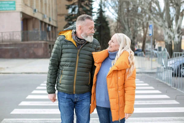 Boldog érett pár a szabadban — Stock Fotó