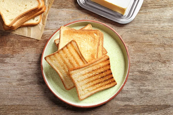 Πιάτο Νόστιμο Φρυγανισμένο Ψωμί Στο Ξύλινο Τραπέζι — Φωτογραφία Αρχείου