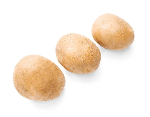 Čerstvé syrové brambory na bílém pozadí — Stock fotografie