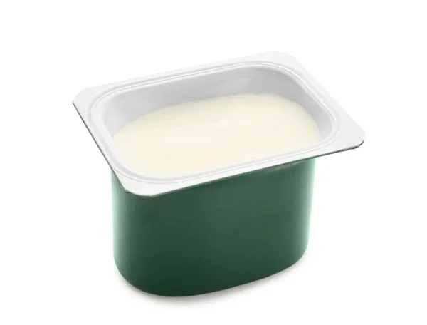 Tazza di plastica con yogurt su sfondo bianco — Foto Stock