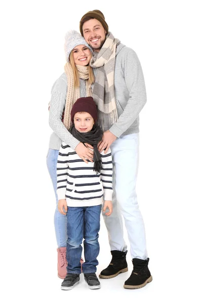 Joyeux famille en vêtements chauds sur fond blanc. Prêt pour les vacances d'hiver — Photo