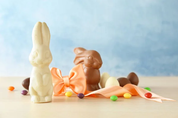 テーブルの上のチョコレート イースターのウサギ — ストック写真