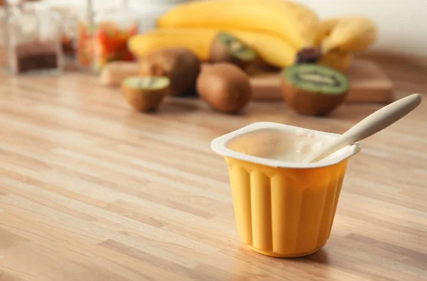 Copo Plástico Iogurte Gostoso Com Frutas Tropicais Mesa Madeira — Fotografia de Stock
