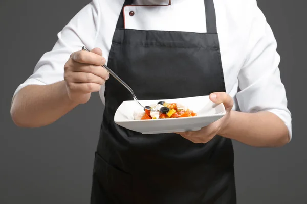 Mannelijke Chef Kok Plaat Met Schotel Donkere Achtergrond Close Houden — Stockfoto