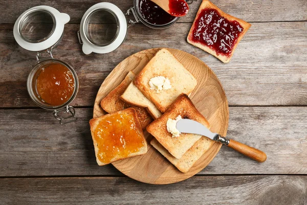 Placa con pan tostado en la mesa —  Fotos de Stock