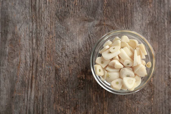 Schüssel Mit Gehacktem Knoblauch Auf Holztisch — Stockfoto