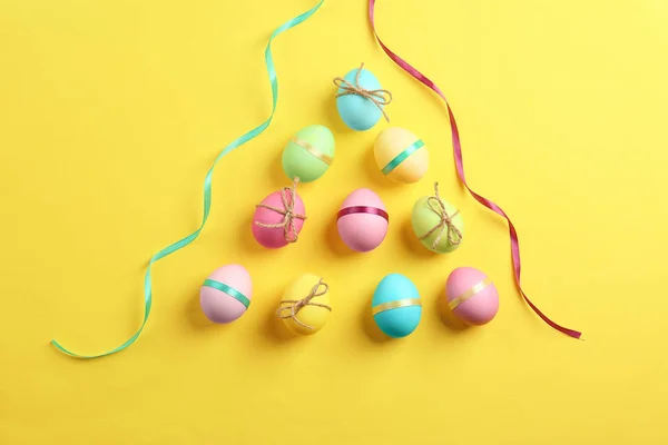 Украшенные пасхальные яйца на цветном фоне — стоковое фото