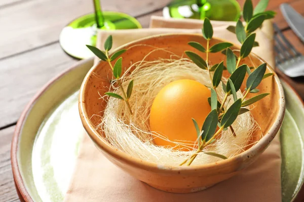 塗装卵 クローズ アップと美しいお祭りイースター テーブルの設定 — ストック写真