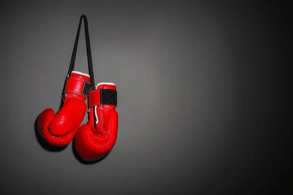 Luvas de boxe no fundo cinza — Fotografia de Stock