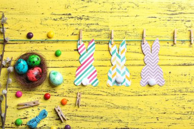Paskalya tavşanı süslemeleri, yumurta ve şeker ahşap arka plan üzerinde