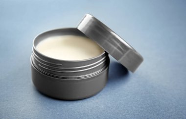 Kil saçları gri arka plan üzerinde için ile jar